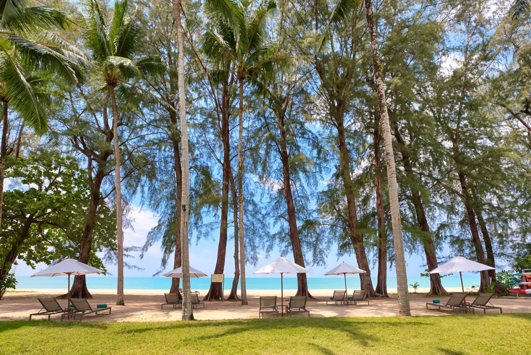 OUTRIGGER Khao Lak Beach Resort - Beach Lounge View