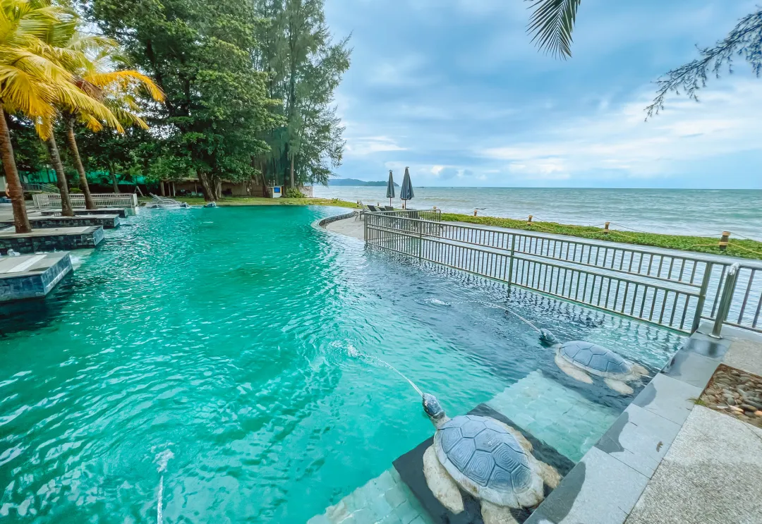 Khao Lak Emerald Resort and Spa - Pool connecting to sea