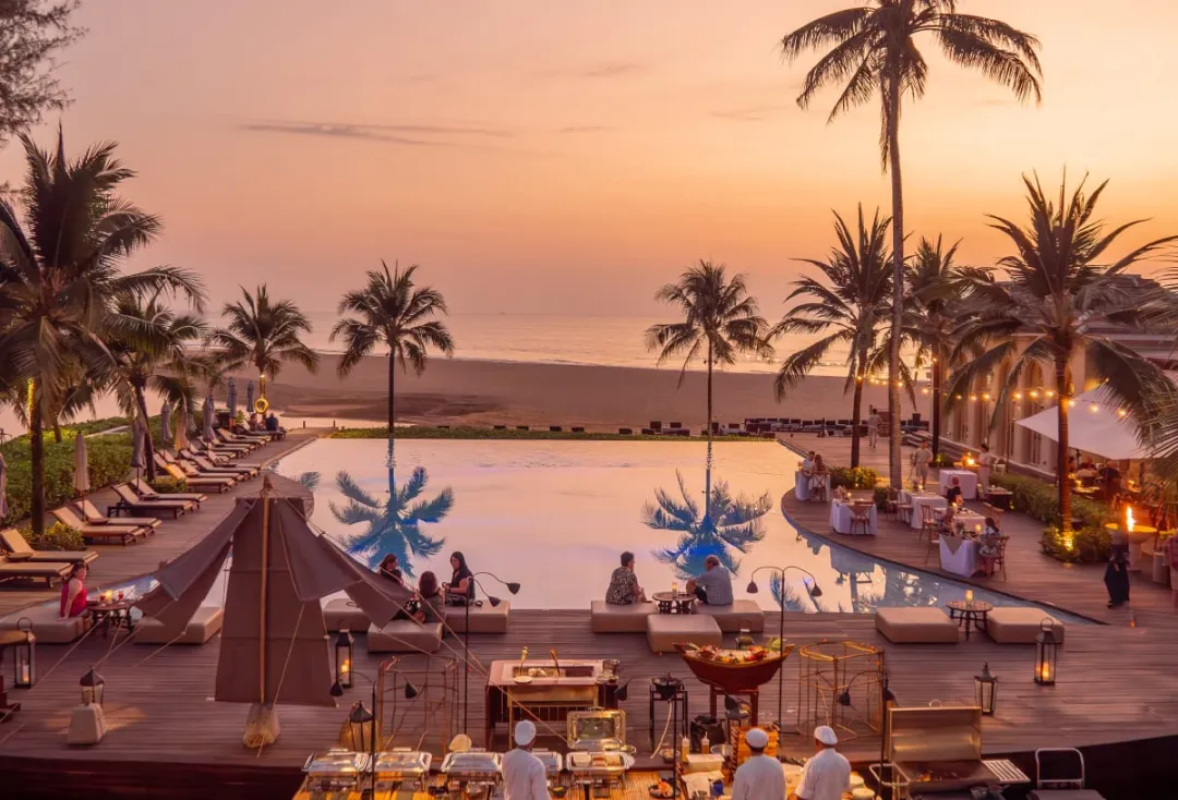 Devasok Khao Lak - Poolside dining