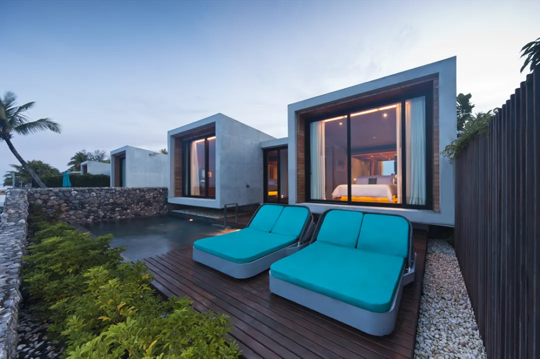Odysseys Travel - Casa de La Flora - Beachfront Grand Pool Villa - Pool Lounge