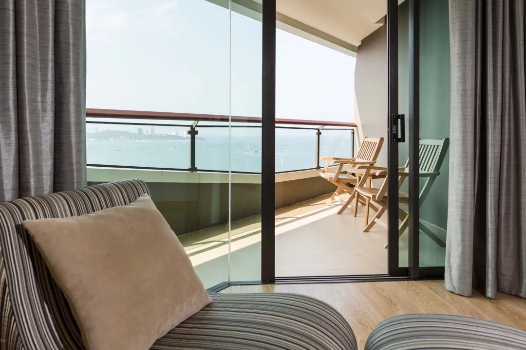 Deluxe Corner Room - Balcony Lounge