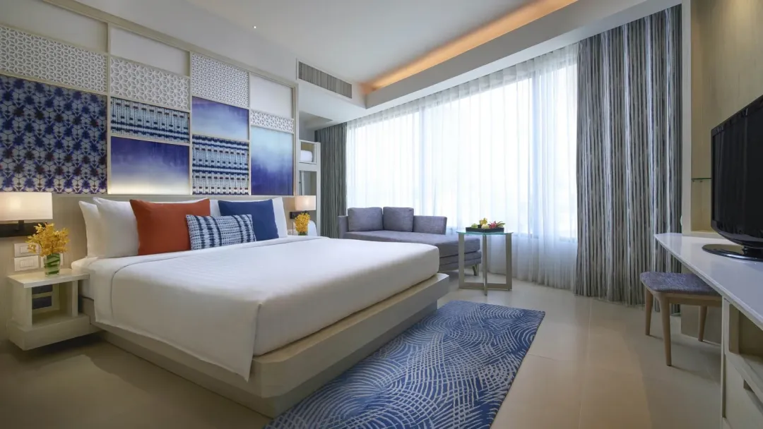 Club Deluxe Family Room - King Bed