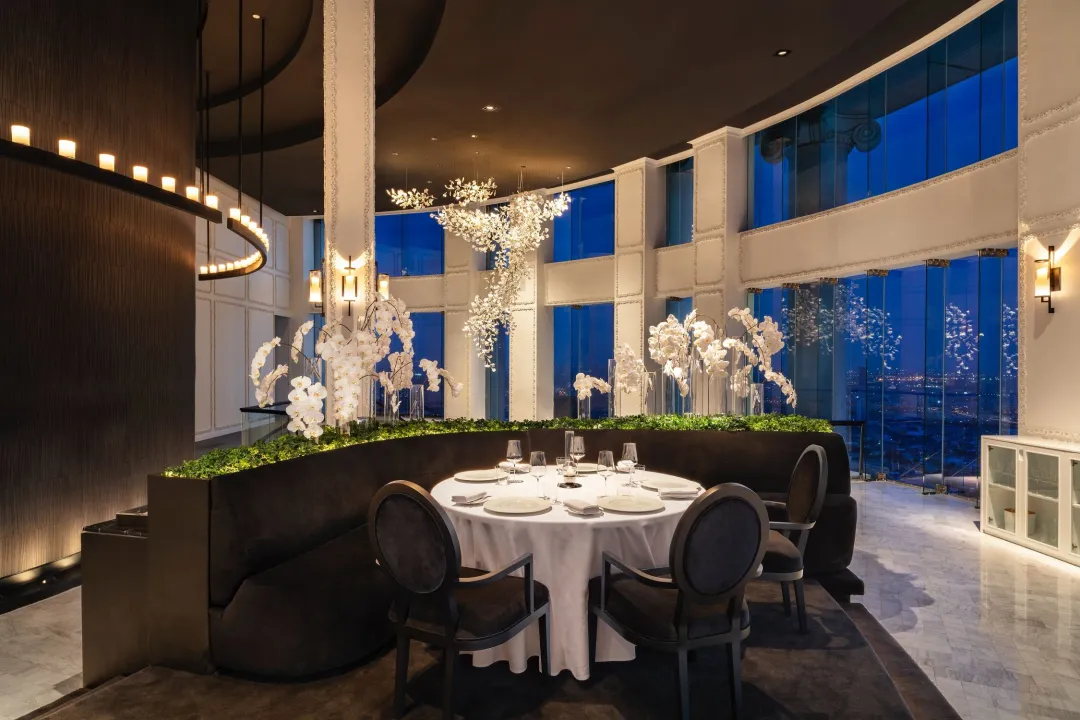Odysseys Travel - Tower Club at Lebua - Mezzaluna - Interior