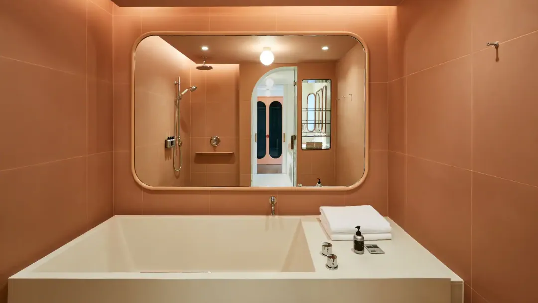 Deluxe King - Bathroom