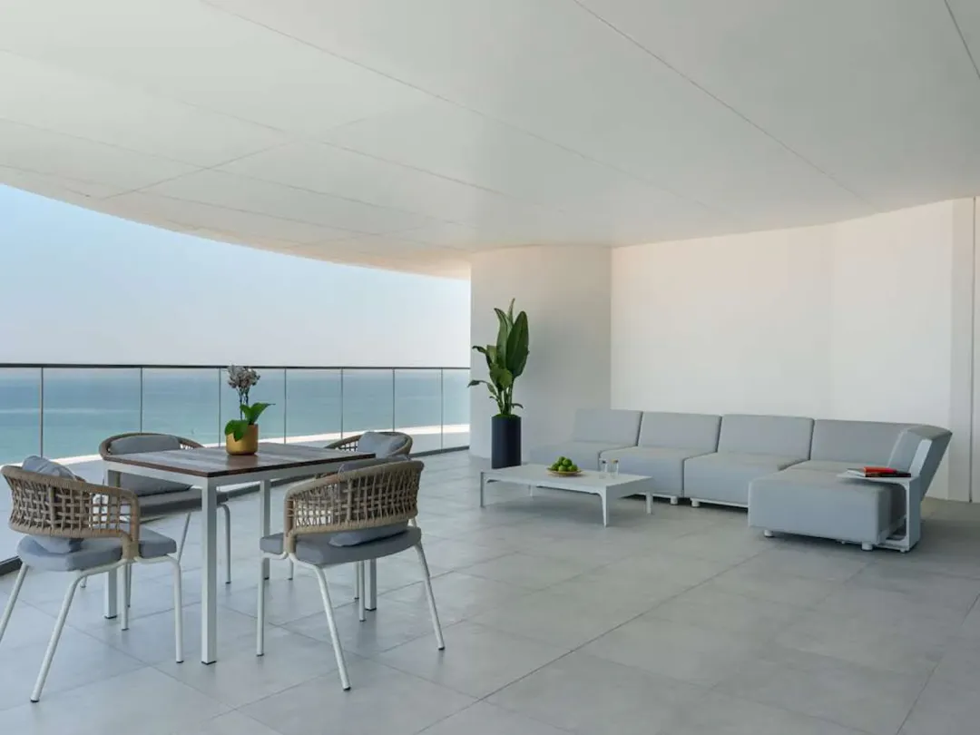 Executive Suite Sea View with Meryal Waterpark Access - Balcony Lounge