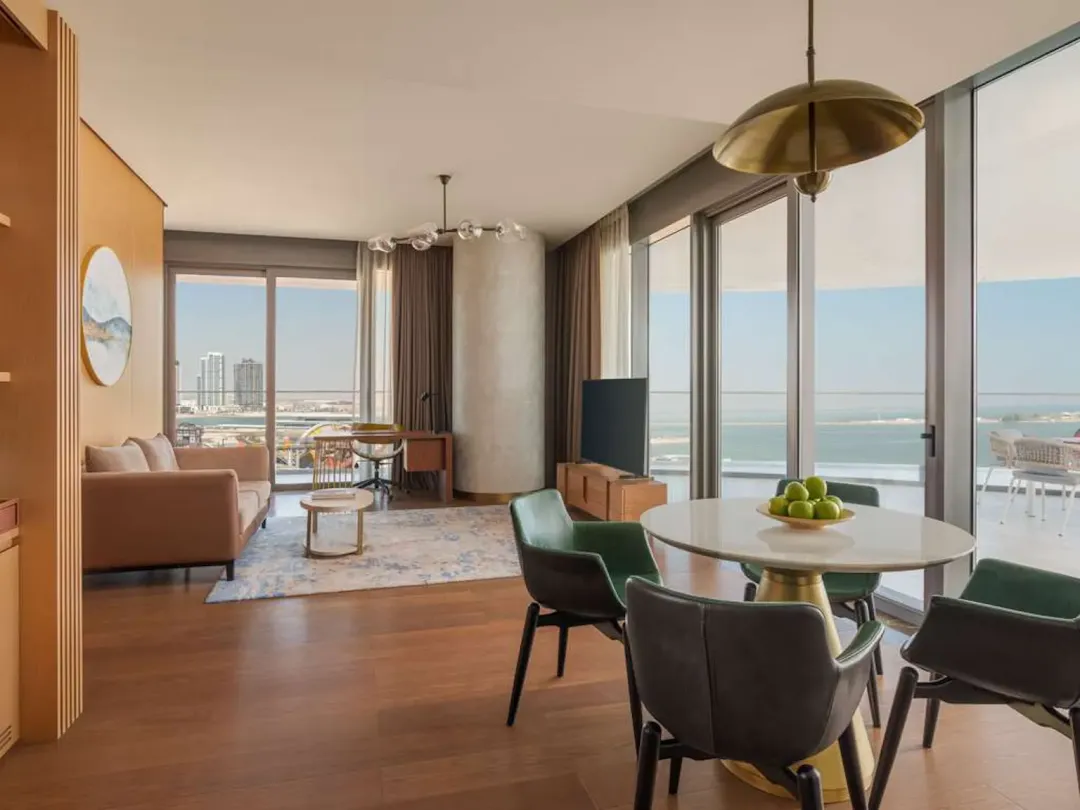 Executive Suite Sea View with Meryal Waterpark Access - Dining Aeria
