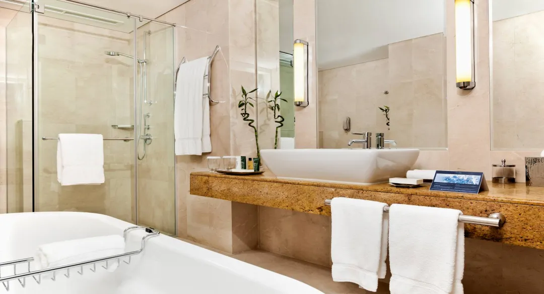 Hilton-Doha-Guest-Room-Bathroom