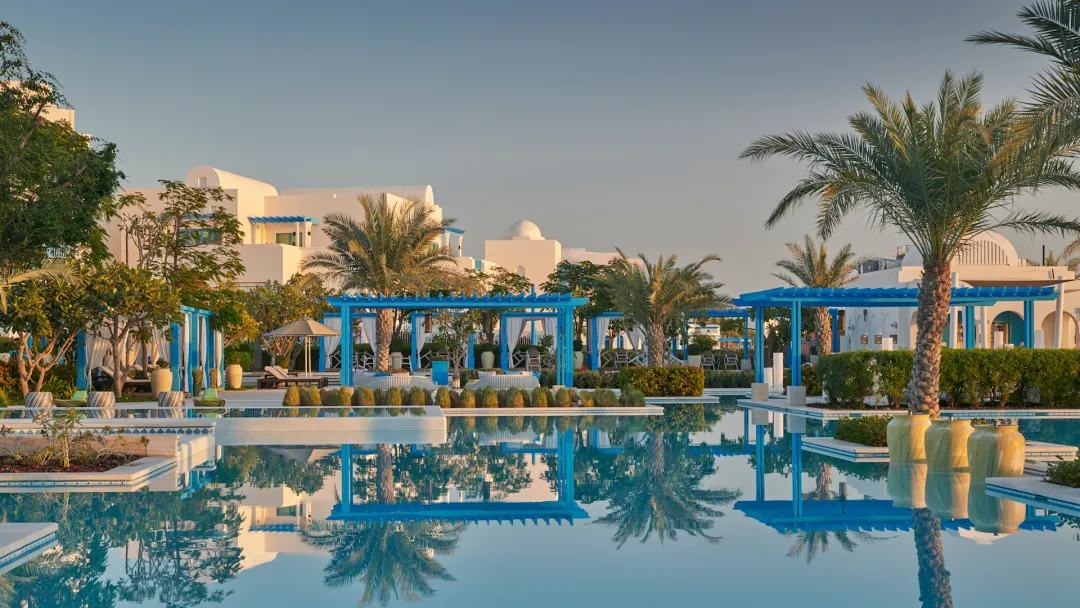 Hilton-Salwa-Beach-Resort-and-Villas-Pool-Detail