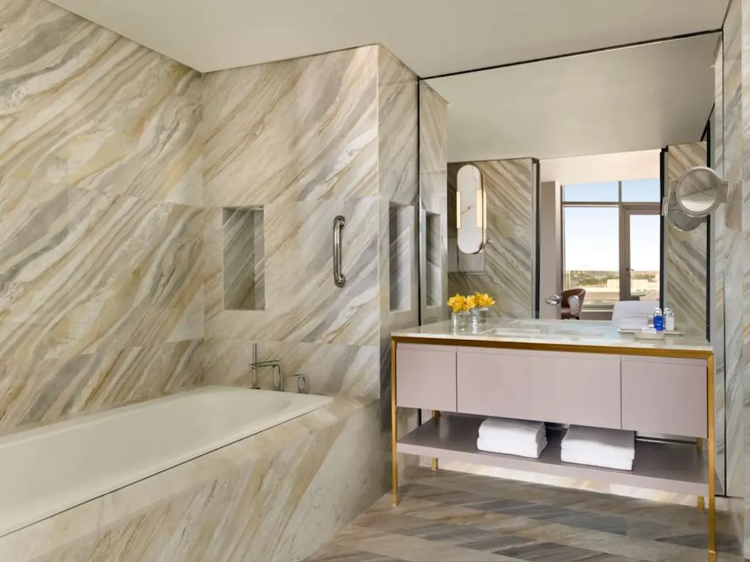 Senior Suite - Bathroom