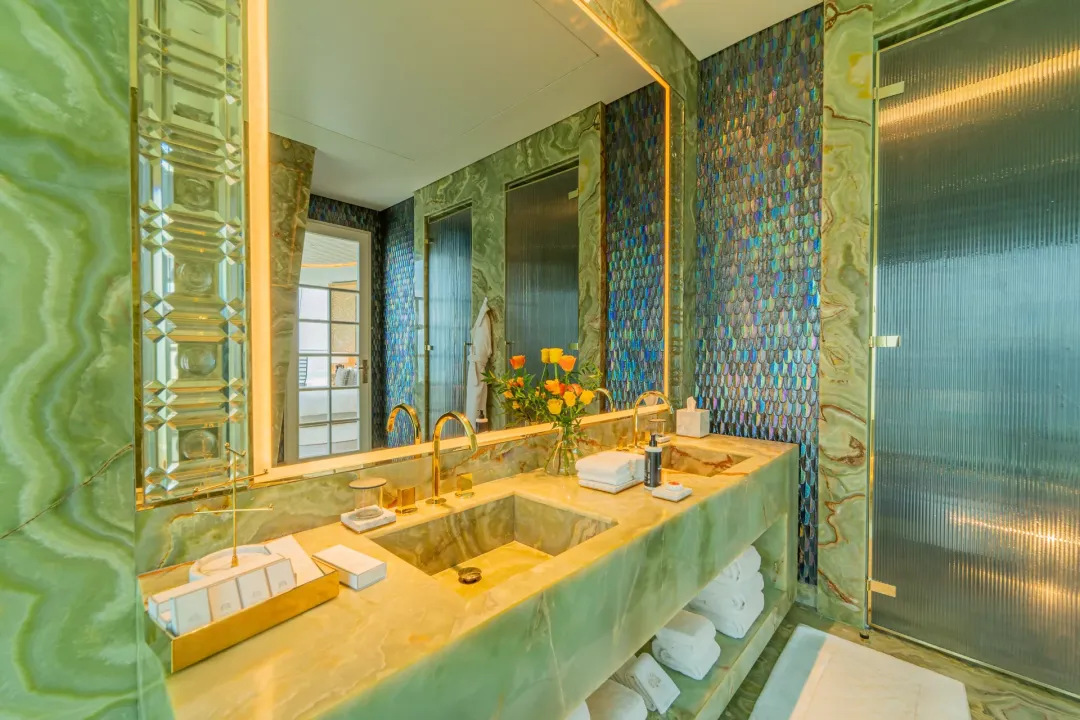 Raffles-Doha-Guest-Bathroom