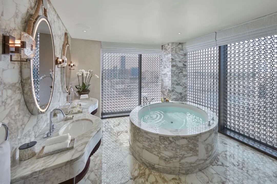 Mandarin-Oriental-Suite-Bathroom