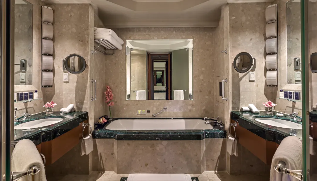 Deluxe Room - Bathroom