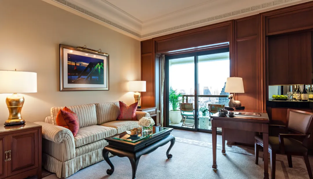Deluxe Balcony Room - Living Room