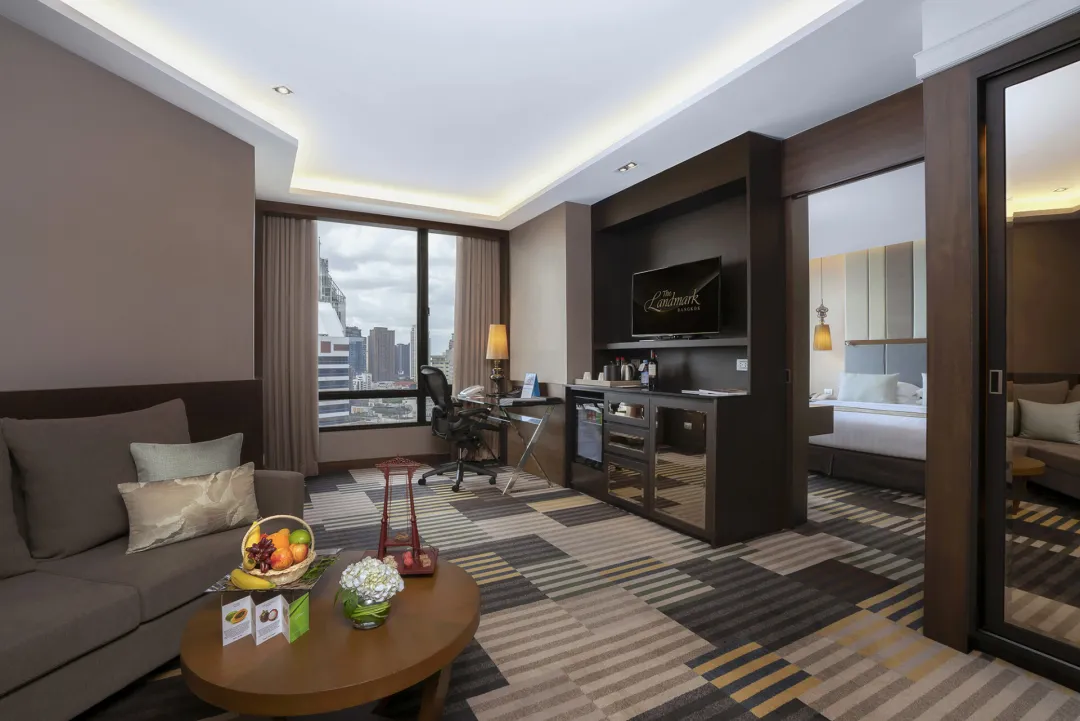 Deluxe Suite - Seating Aeria