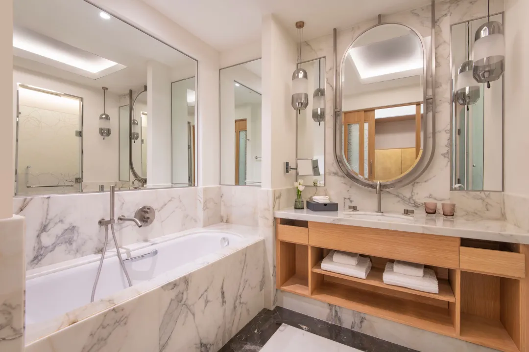 St.-Regis-Doha-Grand-Deluxe-Sea-View-Room-Bathroom