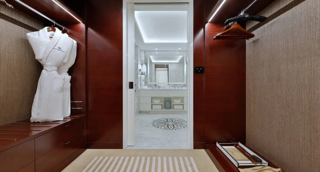 Waldorf Astoria Lusail Doha - One Bedroom Corner Suite - Walk in closet