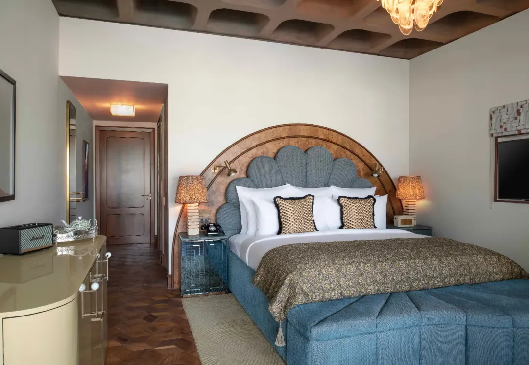 The-Ned-Doha-Cosy-Room-Bed