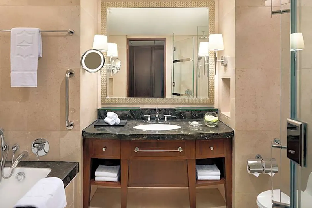 Shangri-La Wing Deluxe Balcony Room - Bathroom
