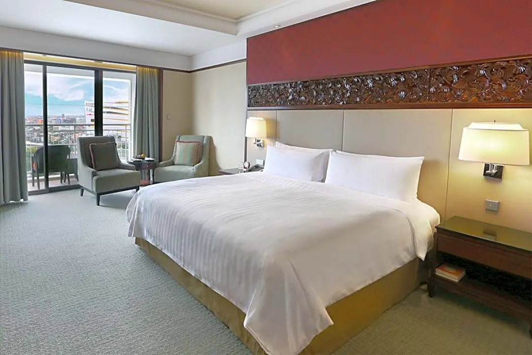 Shangri-La Wing Deluxe Balcony Room - King Bed
