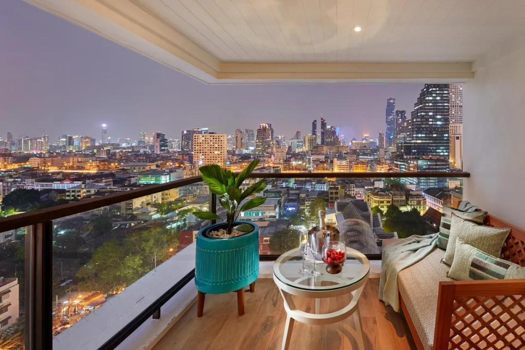 Mandarin Room - Balcony Lounge
