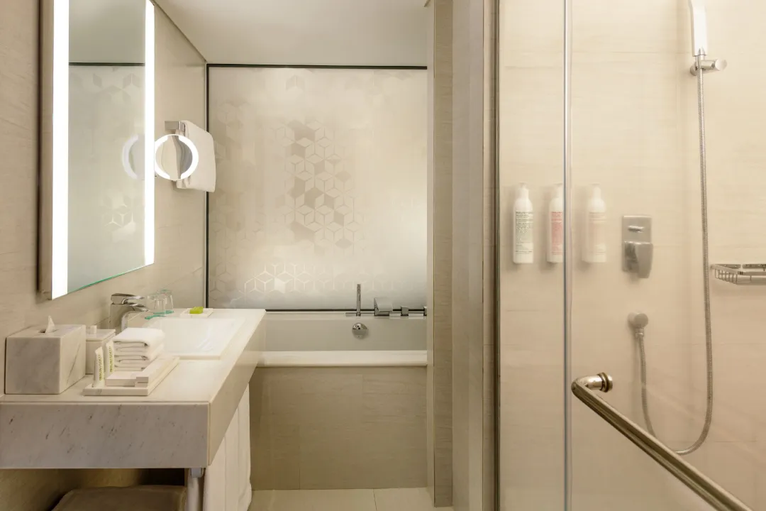 Le-Royal-Meridien-Beach-Resort-Superior-Deluxe-Land-View-Bathroom