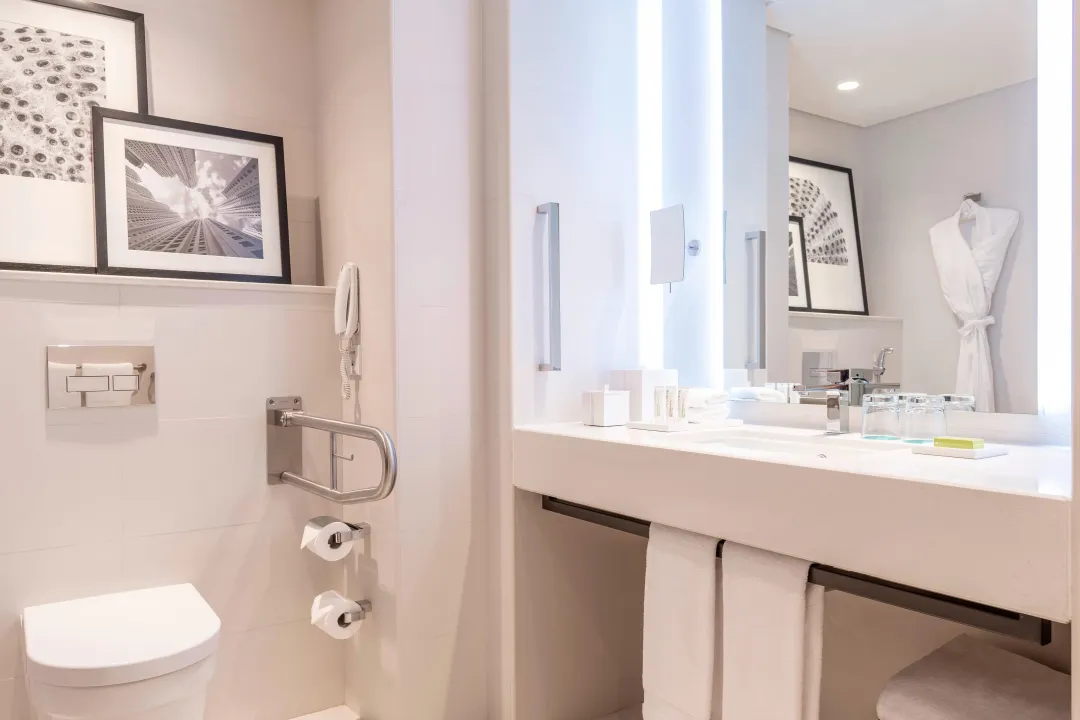 Le-Royal-Meridien-Beach-Resort-Deluxe-Land-View-Bathroom