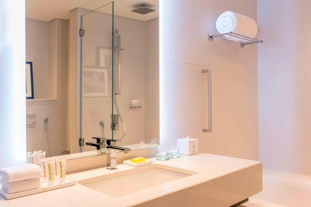 Le-Royal-Meridien-Beach-Resort-and-Spa-Deluxe-Sea-View-Bathroom