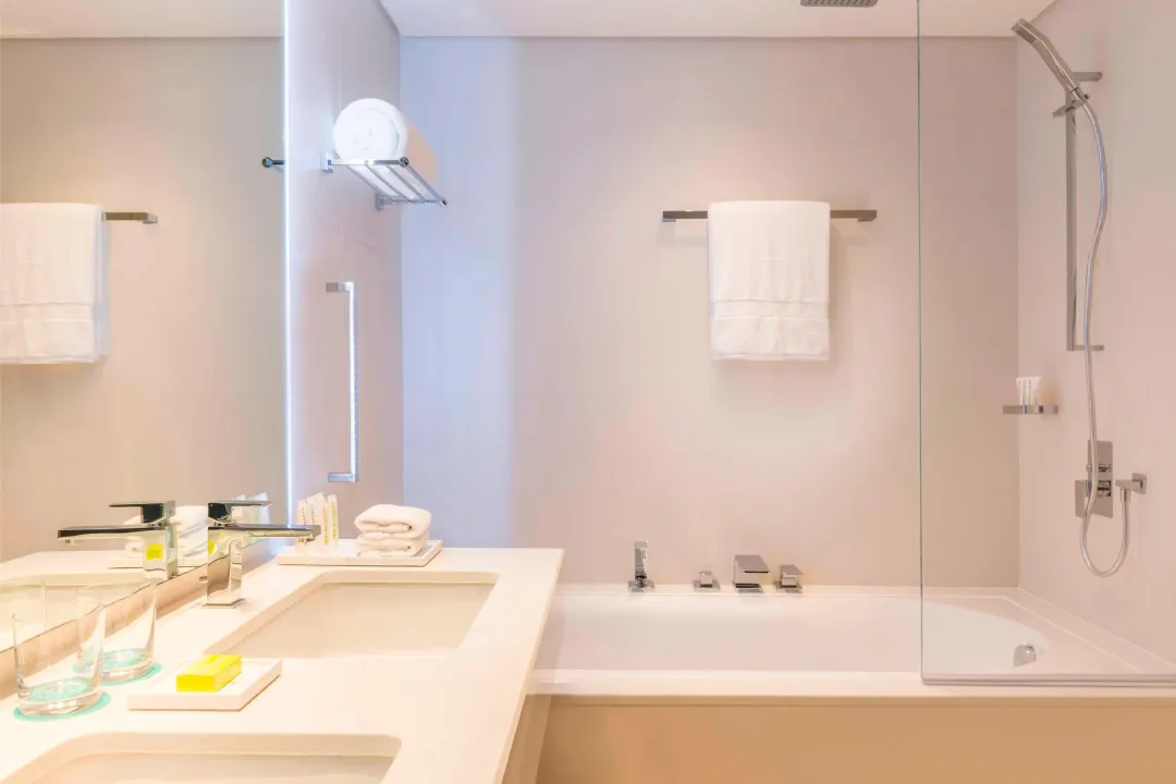 Le-Royal-Meridien-Beach-Resort-Deluxe-Junior-Suite-Bathroom