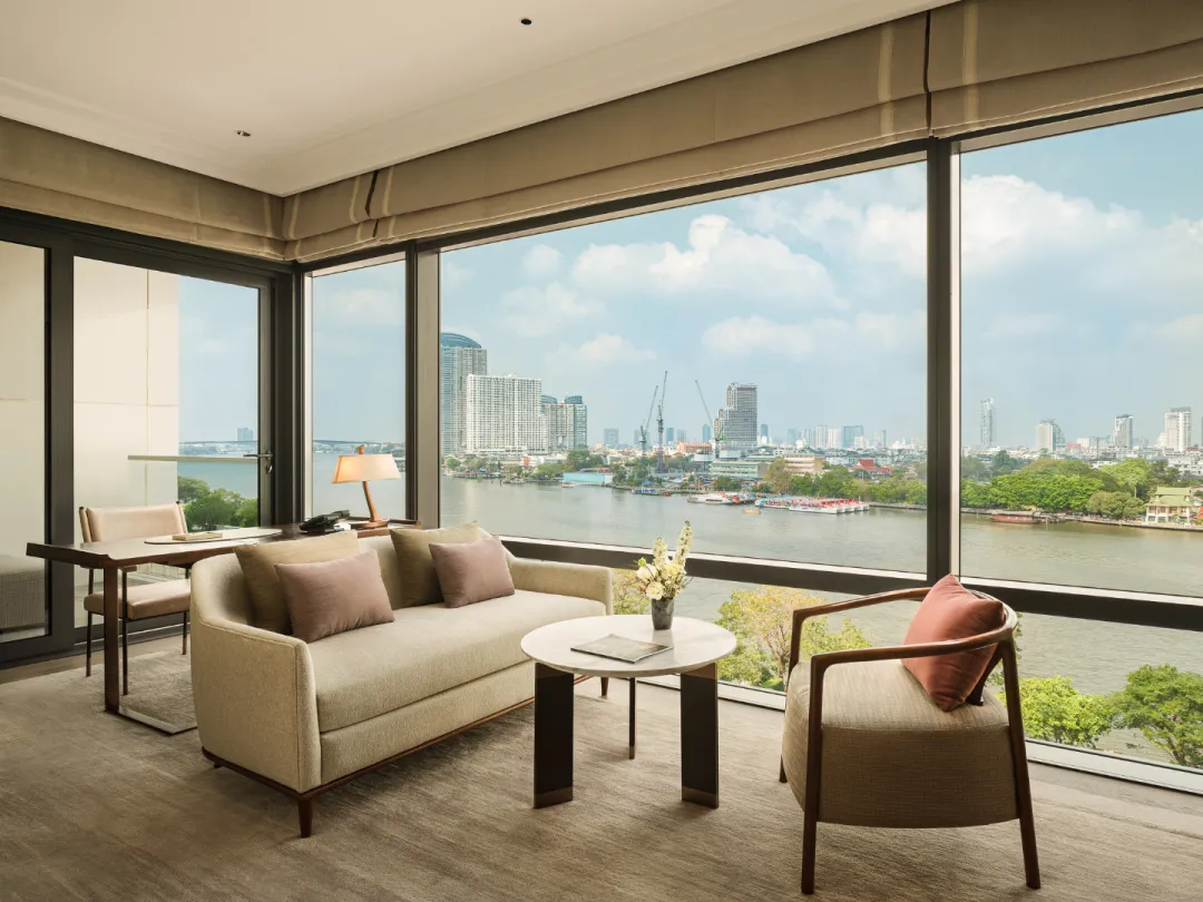 Riverfront Room - Seating Aeria with River View
