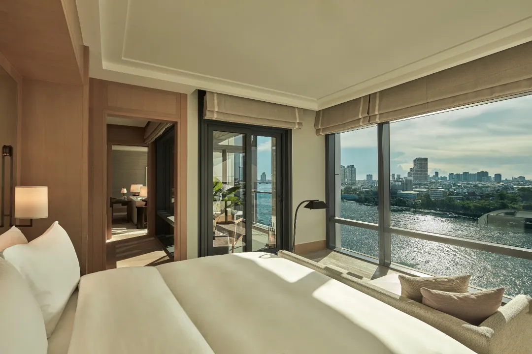 River Premier Suite - Bedroom with River View