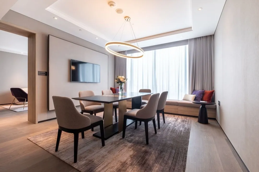 One Bedroom Entertainment Suite - Dining Aeria