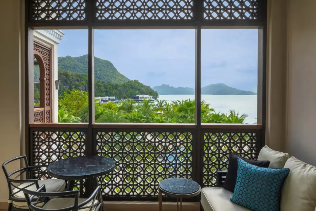 Andaman Sea View Room - Balcony Lounge
