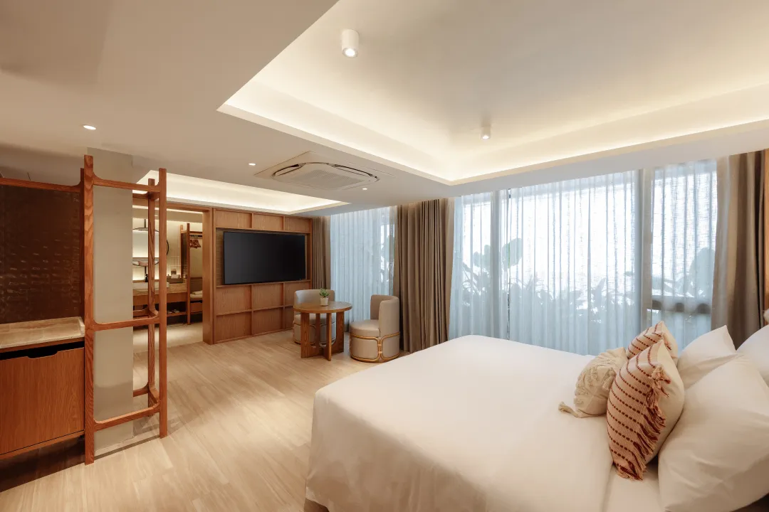 Ad Lib Bangkok - Deluxe Plus Room - King Bed
