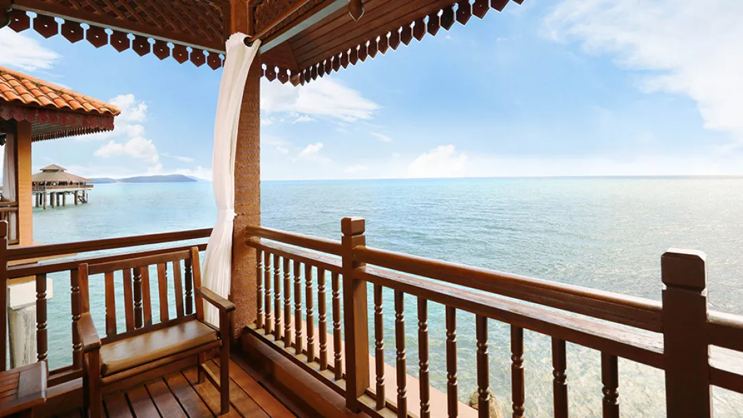 Premier Chalet on Water - Balcony Lounge
