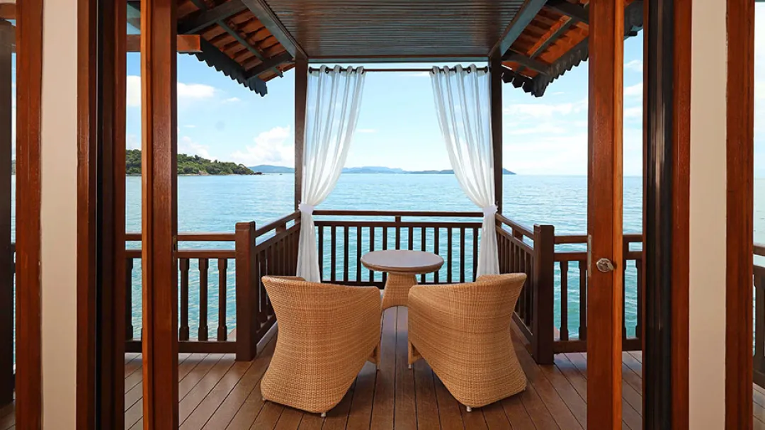Premier Suite on Water - Balcony Lounge