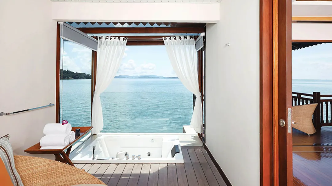 Premier Suite on Water - Jacuzzi with Sea View