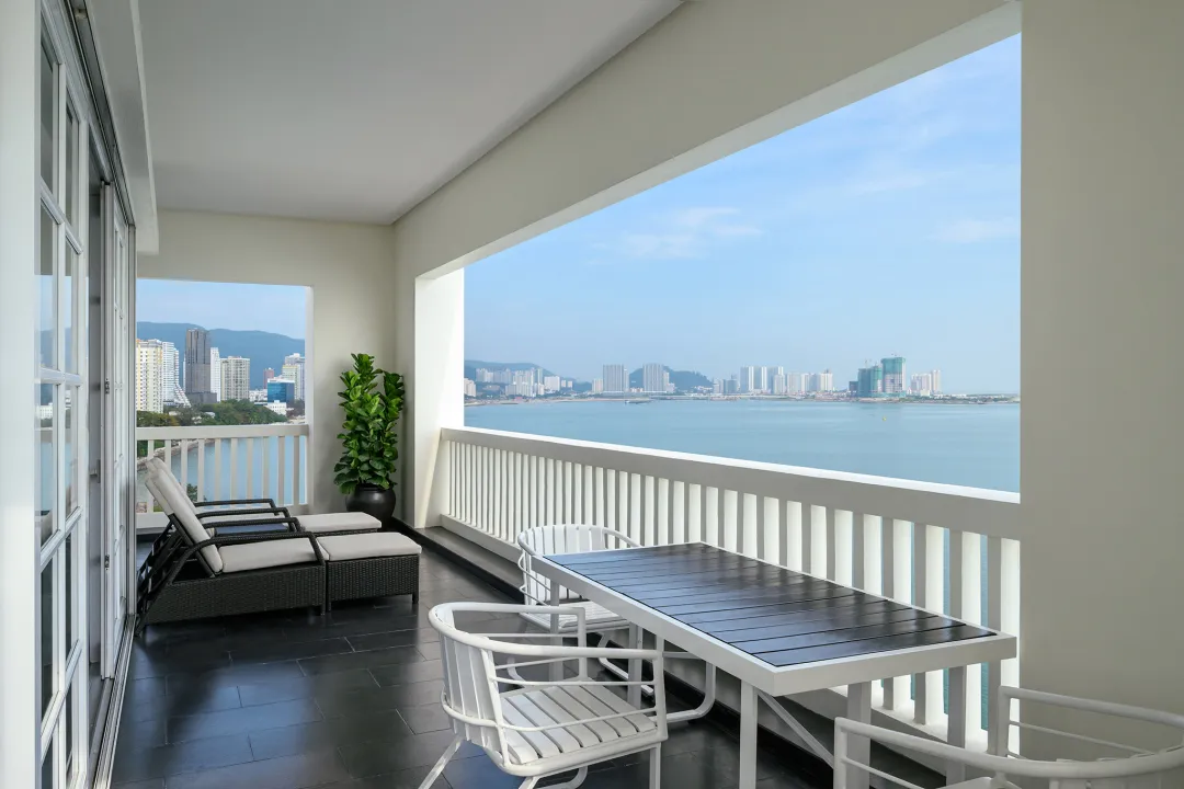 Eastern and Oriental Hotel - Balcony Lounge