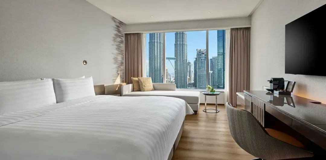 Traders Club Twin Towers View Room - Bedroom