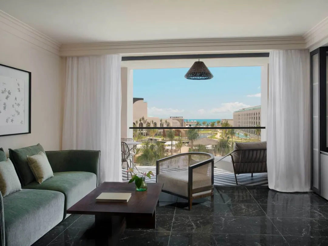 Junior Swim-Up Suite Pool View - Living Room