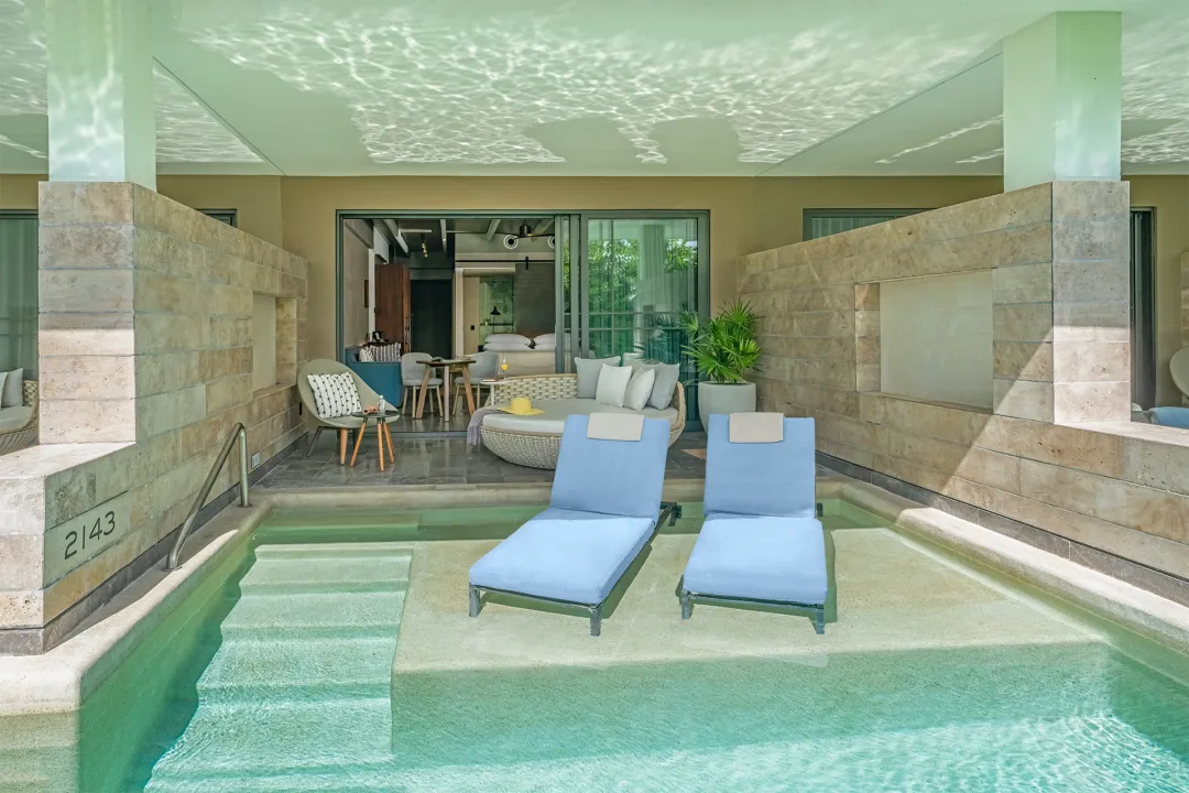 Inspira Junior Suite Swim Out - Pool Lounge