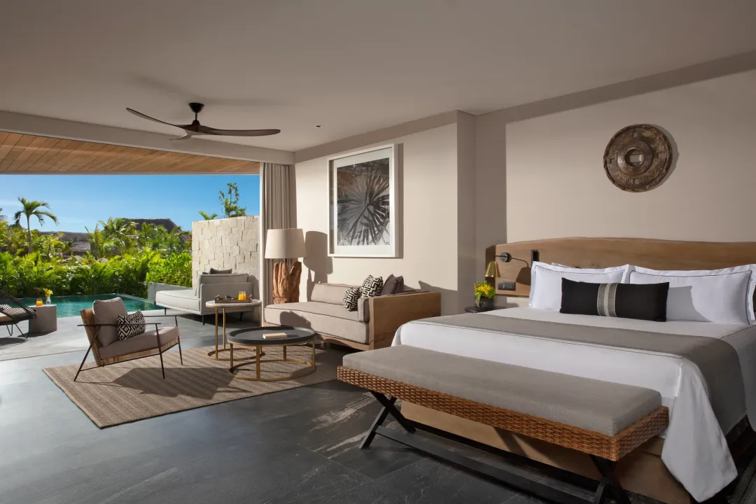 Signature Swimout Suite Tropical View - King Bed