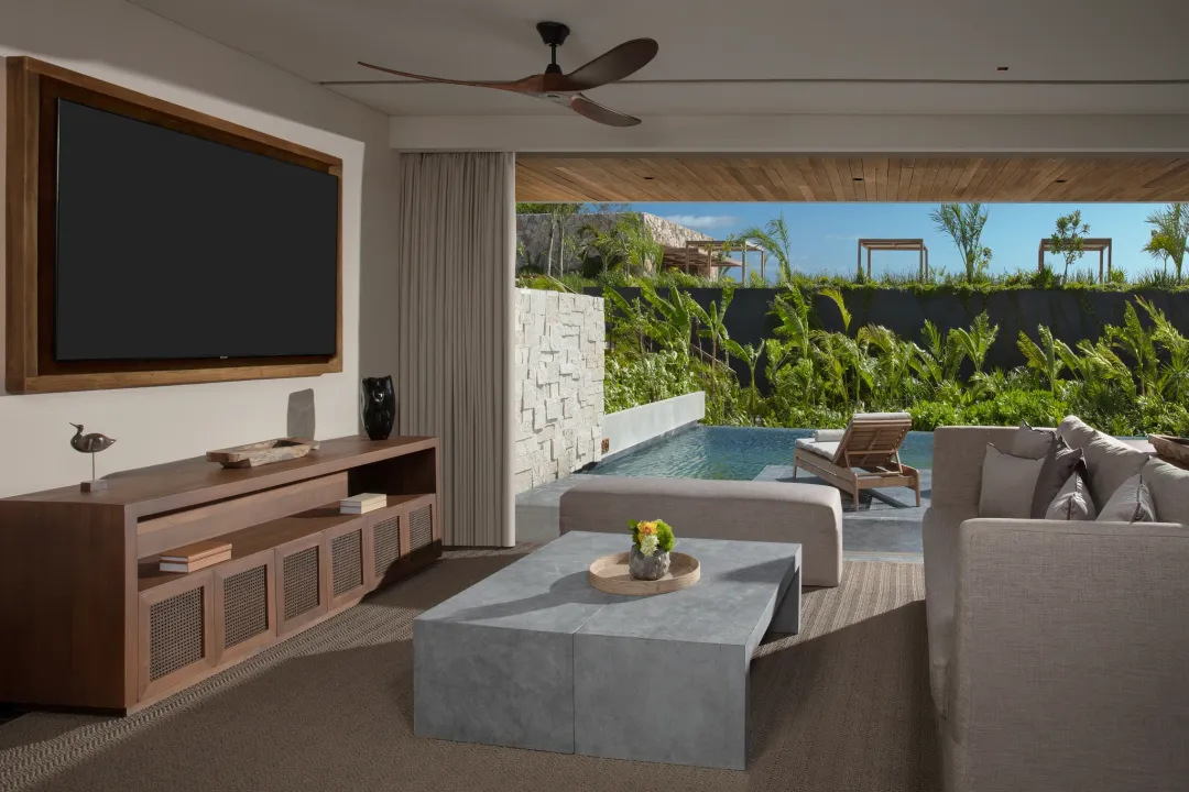 Master Suite Swimout Tropical View - Living Room