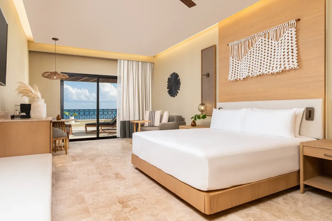 Club Level Junior Suite Oceanfront - King Bed