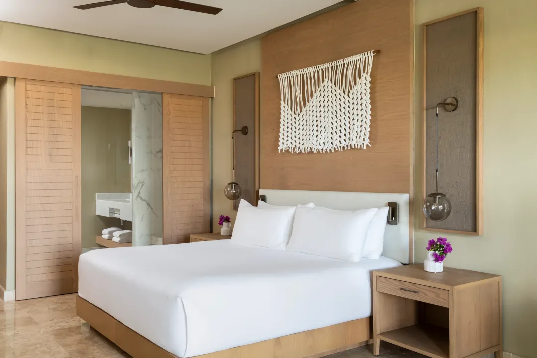 Club Level Junior Suite Oceanfront Swim Out - Bedroom