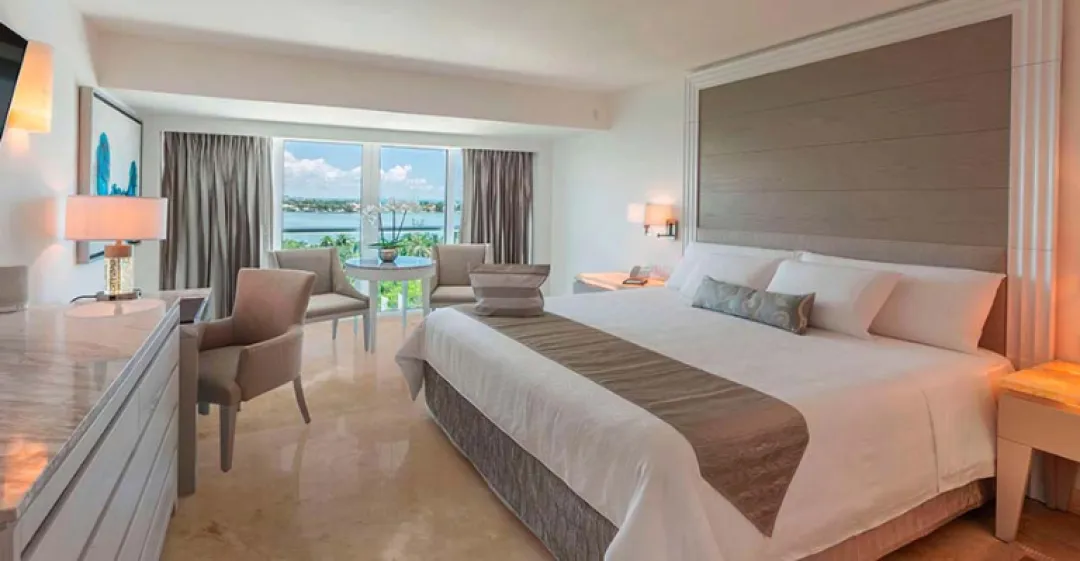 Royale Deluxe Lagoon View - King Bed