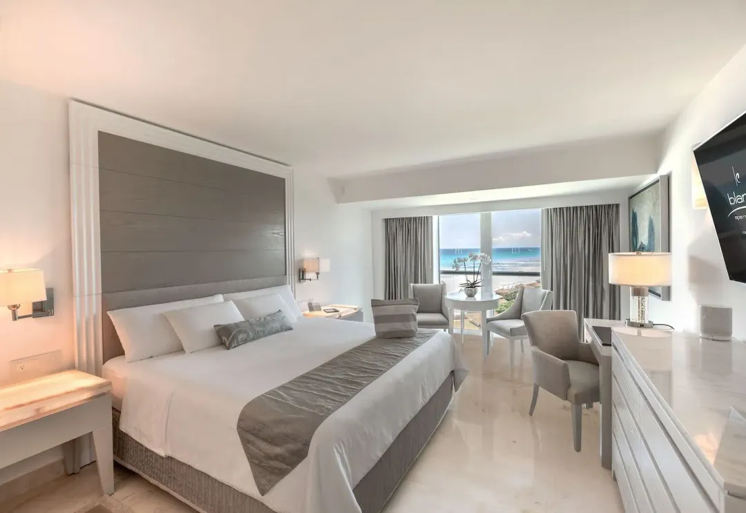 Royale Deluxe Partial Ocean View - King Bed