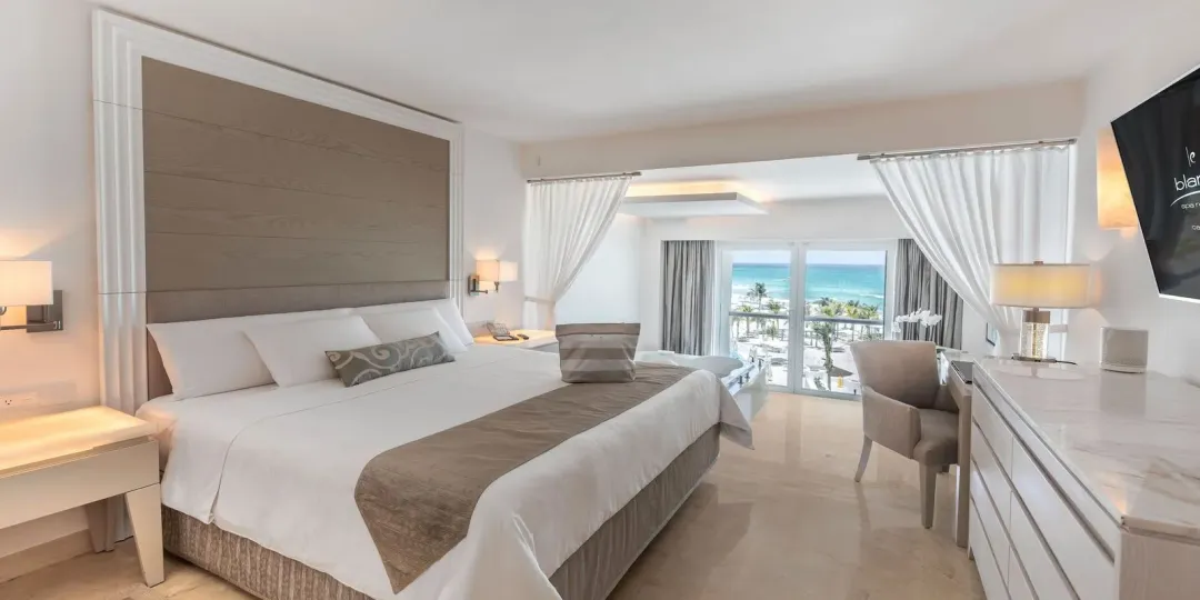 Royale Honeymoon Suite Oceanfront - King Bed