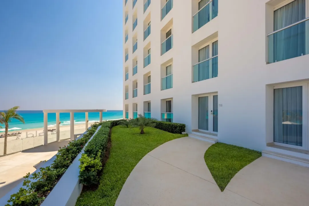 Royale Walk Out Suite - Terrace with Sea View