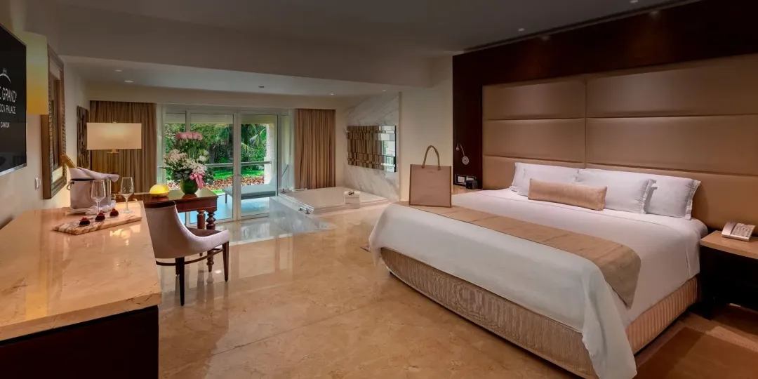 Grand Honeymoon Suite - Bedroom