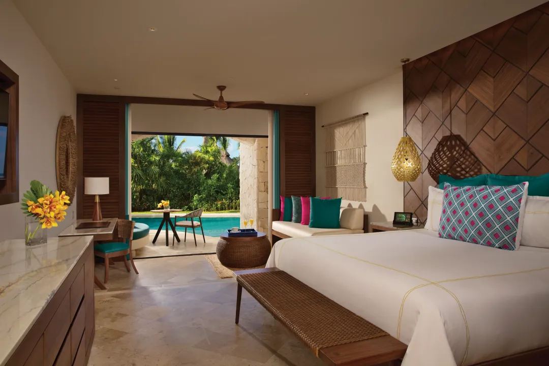 Preferred Club Junior Suite Swim Out - King Bed with Pool Access